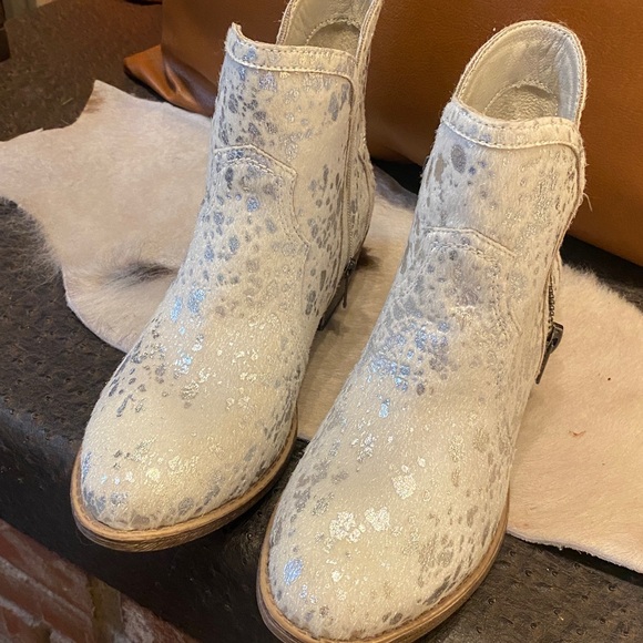 Very G Cream and Silver Ankle Booties - Picture 4 of 7